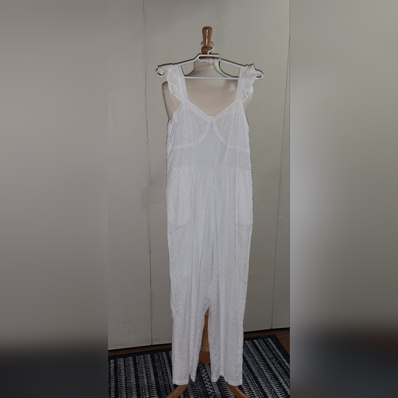 japna white eyelet ruffle sleeve jumpsuit - size large - Picture 1 of 9